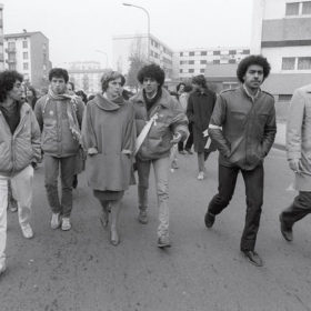 Farid Lhaoua à gauche. la secrétaire d’Etat à la famille, Georgina Dufoix et Toumi Djaidja au centre. Strasbourg, le 20 novembre 1983. MARCEL MOCHETAFP