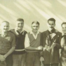 Camp d’internement de Lodi, vers 1958. De gauche à droite : Gabriel Timsit, Lucien Delaye, Jean-Claude Raynaud, Jean-Pierre Saïd et Jean Ruiz.