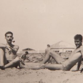 Pierre Ghenassia (1939-1957). En bas : sur la plage de Ténès à l’été 1956 avec son cousin Jean-Pierre Saïd, quelques semaines avant de monter dans un maquis de l’ALN où il mourra en février 1957