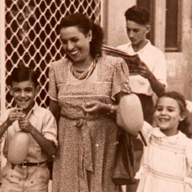 Alger, 1947. Mireille Saïd, sage-femme qui sera expulsée d’Algérie en 1957, entourée de sa fille Josette, qui sera arrêtée par l’armée française en 1957, et de son neveu Pierre Ghenassia, qui mourra dans un maquis de l’ALN dix ans plus tard. À l’arrière-plan, son fils Jean-Pierre, qui sera détenu au camp de Lodi de 1956 à 1960.
