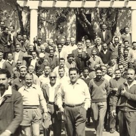 Camp d’internement de Lodi, 1er mai 1957. Rassemblement des détenus à l’occasion du 1er mai. Au premier plan à gauche, Jean-Pierre Saïd.
